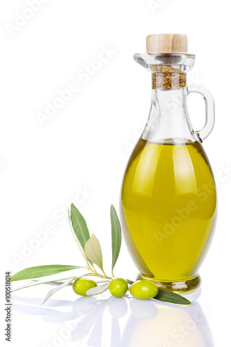 Botella de aceite de oliva virgen extra y aceitunas con hojas aislado sobre un fondo blanco