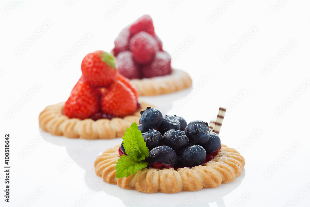 Drei Mürbeteig Obsttörtchen, Himbeeren, Erdbeeren, Blaubeeren, Stock ...