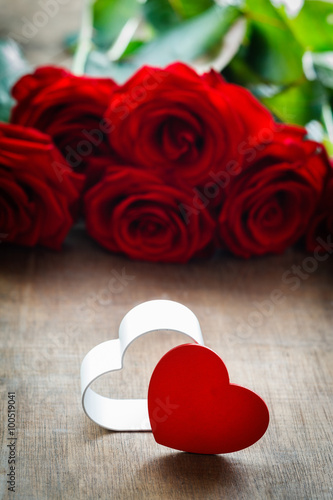 Studio, Herzen mit roten Rosen auf Holzuntergrund, Valentinstag,