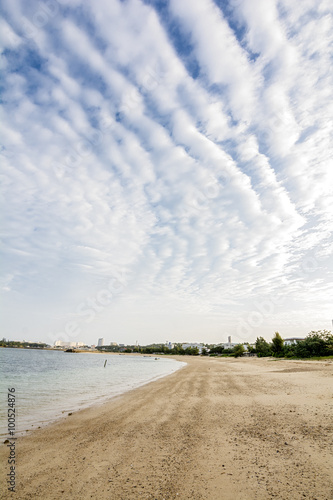 恩納村の砂浜と空