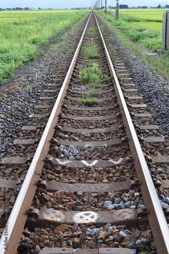 羽越本線の線路（単線）／山形県の庄内地方で、羽越本線の線路（単線）を撮影したローカルイメージの写真です。