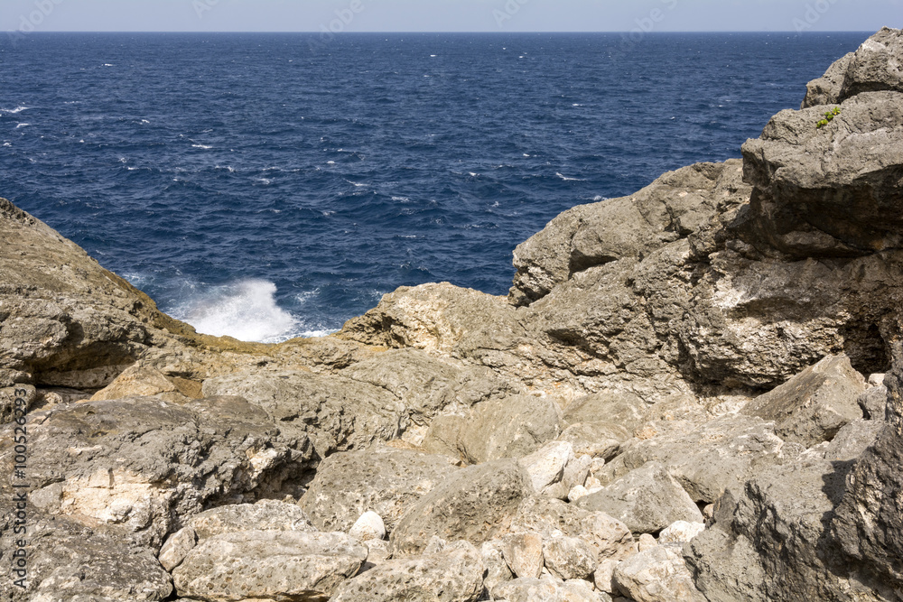 残波岬の岩と海