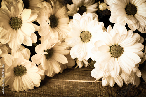 Fotografi Oxeye daisy flowers bouquet on wooden background