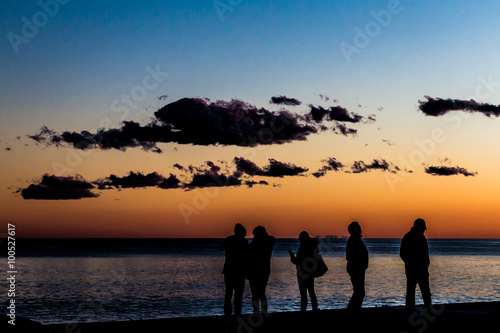 persone sulla spiaggia al tramonto-people on the beach with sunset