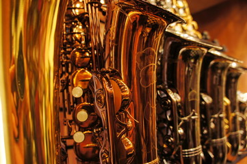 Fotobehang Muziekwinkel Saxofoons in instrumentenwinkel  © Buryakov Andrey