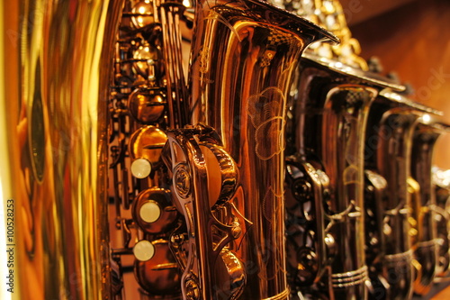 Plakat w ramie Saxophones in store 2