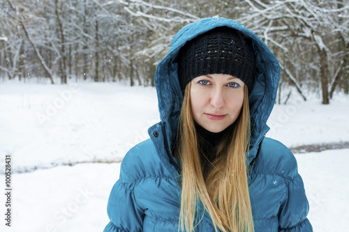 Winter woman in rest snow park. Girl in a turquoise feather bed © Andrey_Arkusha