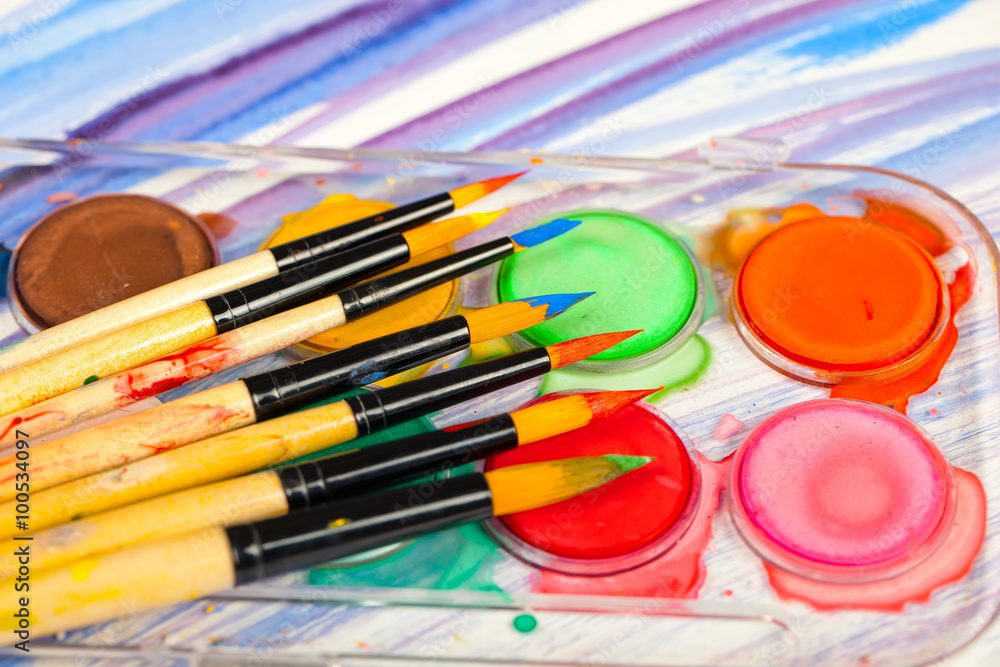 Obraz premium Brushes, paints, pencils for drawing