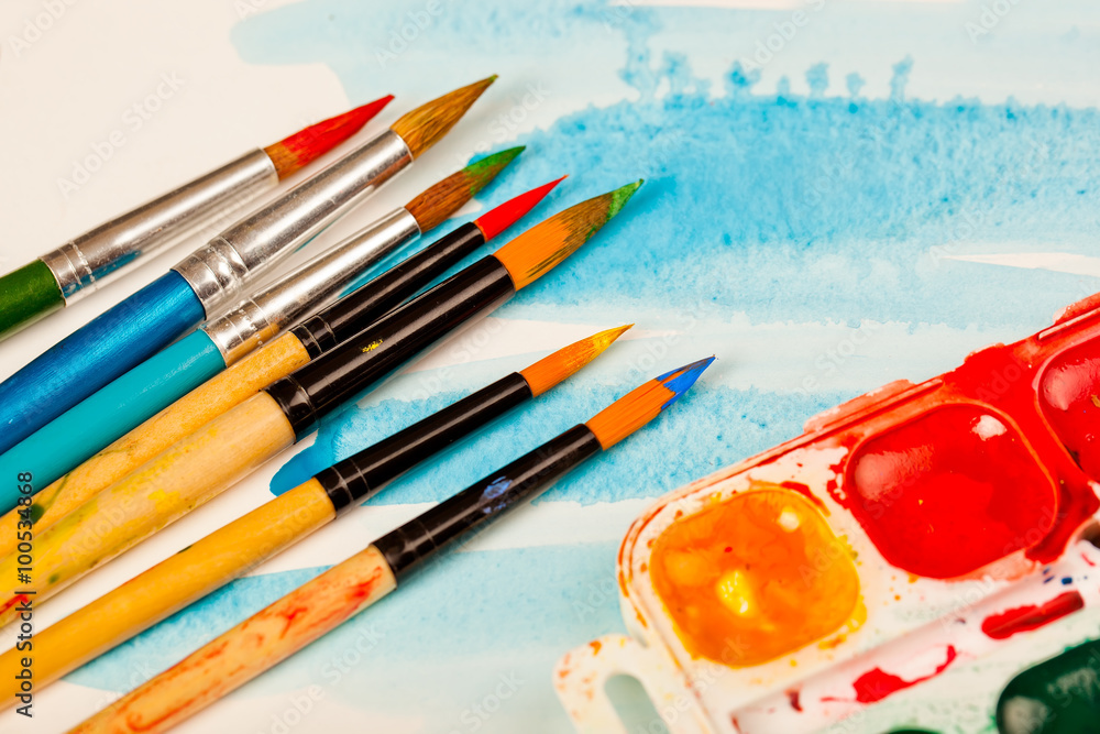 Obraz premium Brushes, paints, pencils for drawing