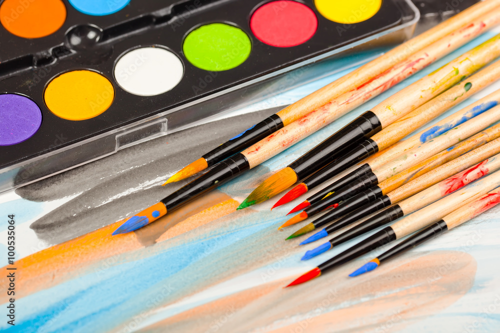 Obraz premium Brushes, paints, pencils for drawing 
