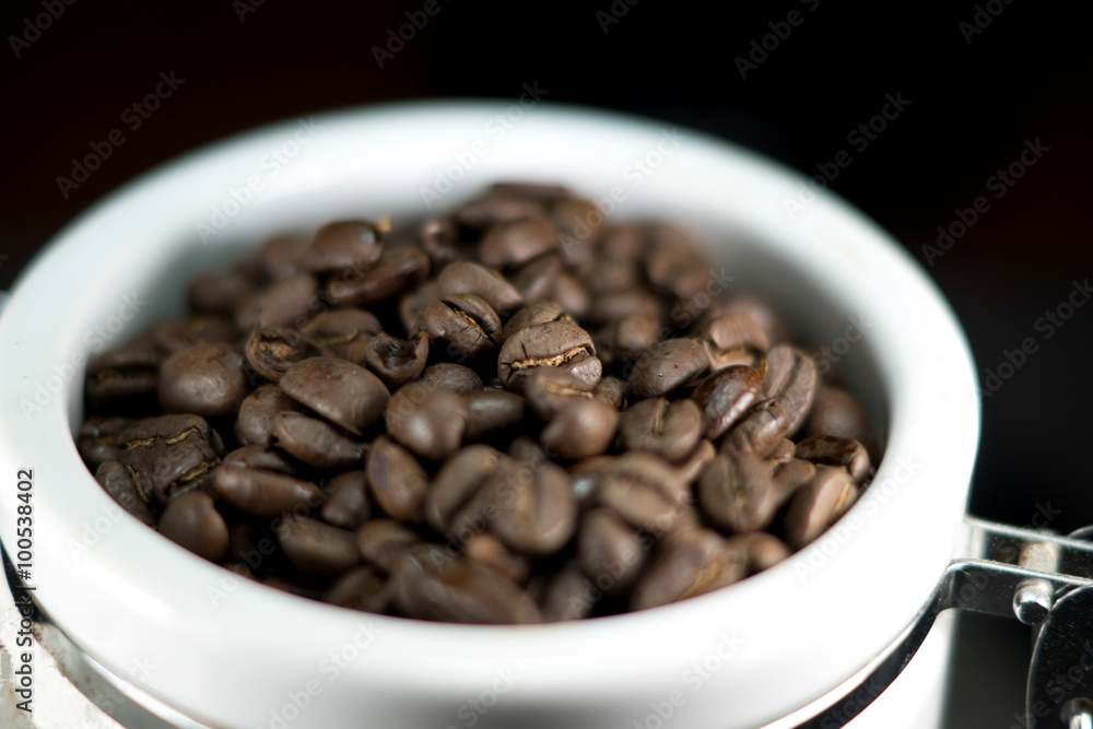 Fototapeta premium Kaffeedose voller Bohnen