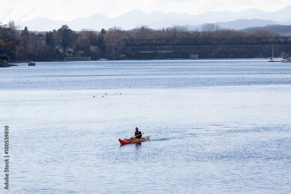 Naklejka premium ragazzo in canoa su fiume