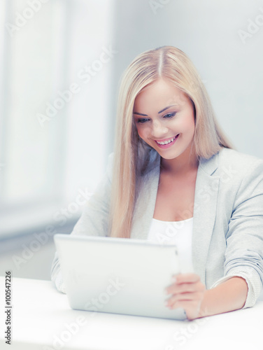 woman with tablet pc Free Download woman with tablet pc - GFXLoad