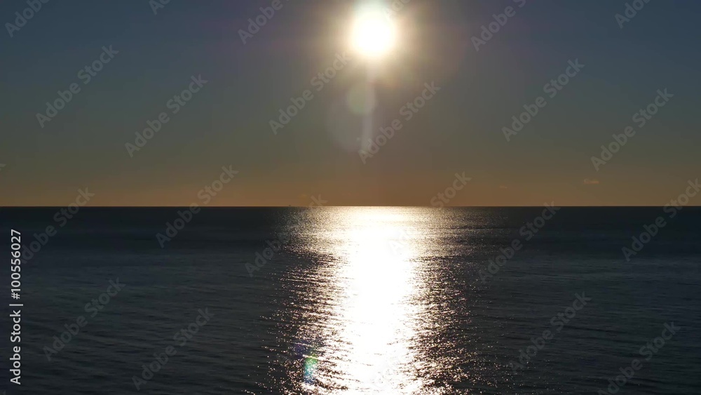 Tramonto con riflessi dorati sul mare ligure Tramonto con riflessi dorati sul mare ligure