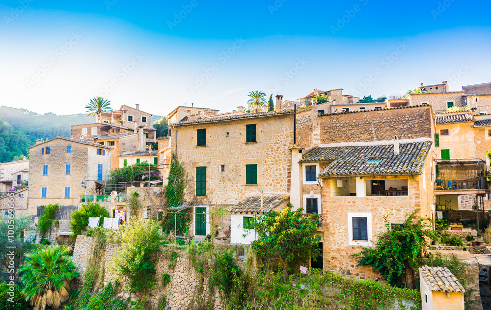 Kleines Berg Dorf mit Häusern rustikal mediterrran