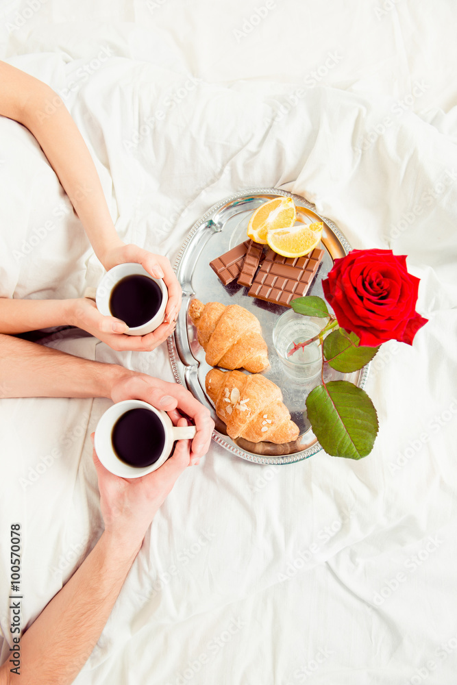 Φωτογραφία Upper view of couple in love at home having breakfast