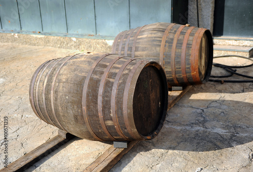 Fotografía Toneles en la bodega, muelle de carga