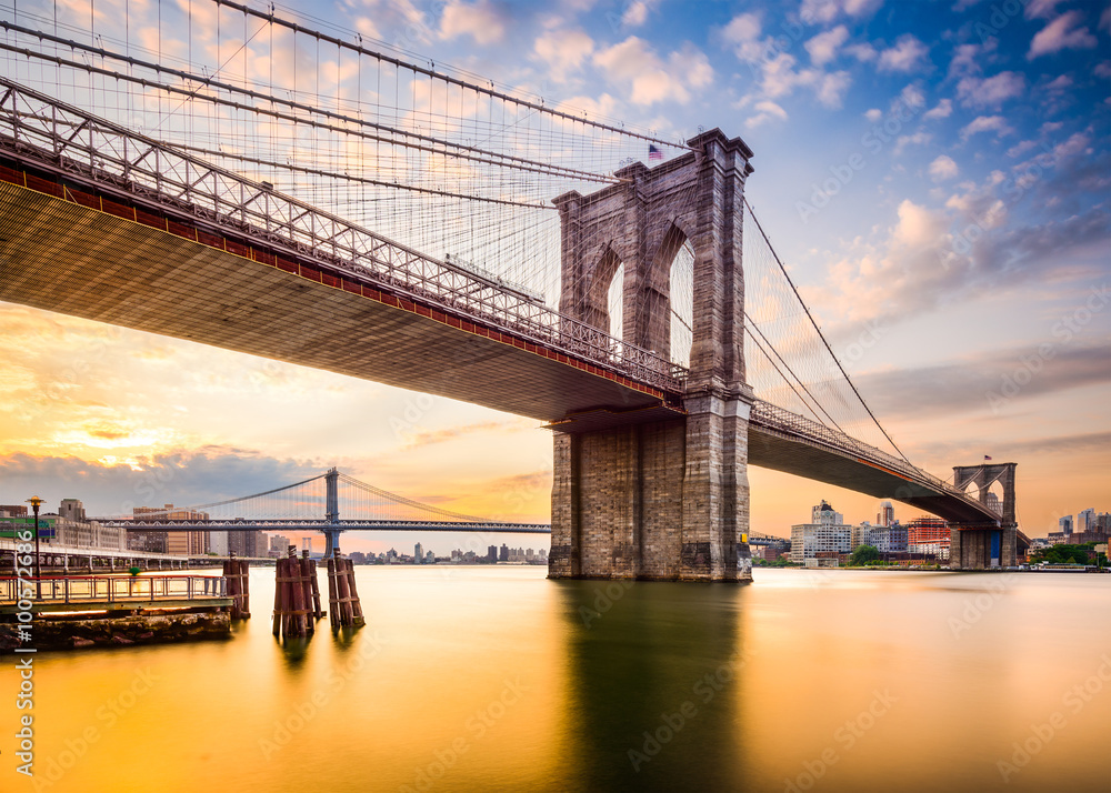 Naklejka premium Brooklyn Bridge rano w Nowym Jorku, USA.
