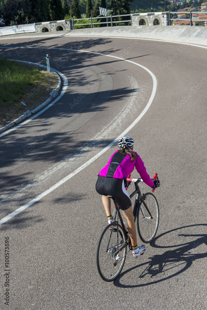 Naklejka premium descending by road cycle in a curve