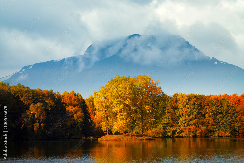 Fototapeta premium Golden Autumn at the lake