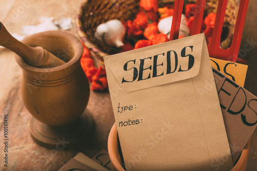 Foto Garden table with seeds envelopes