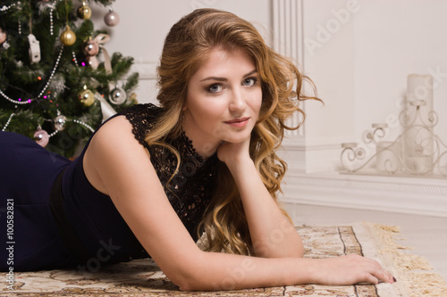 Attractive woman in a Christmas room © Demian