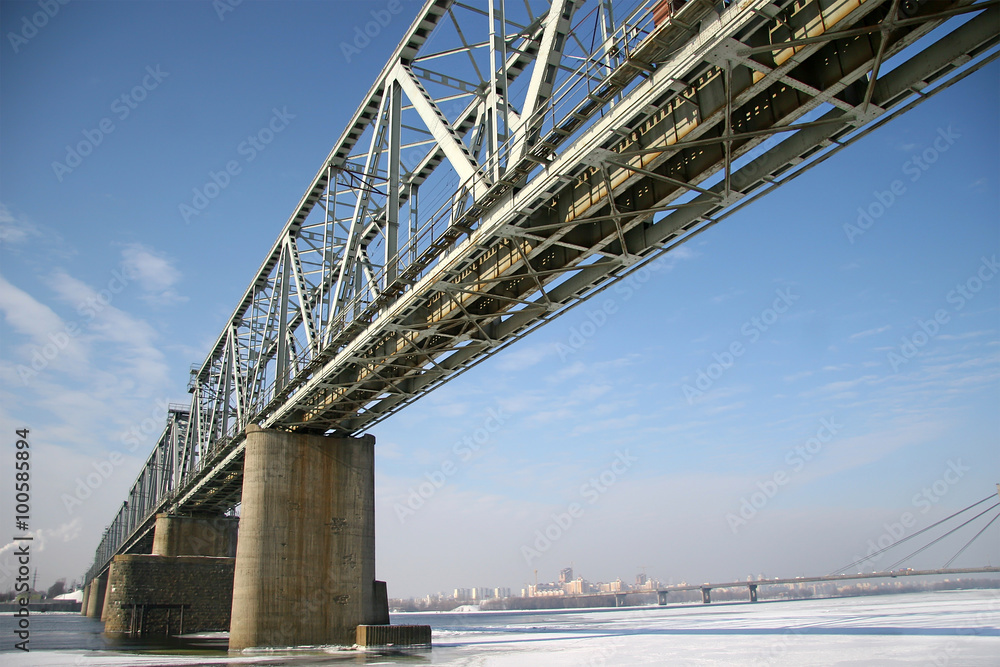 Naklejka premium Railway bridge over the River frozen winter. Photographed from b