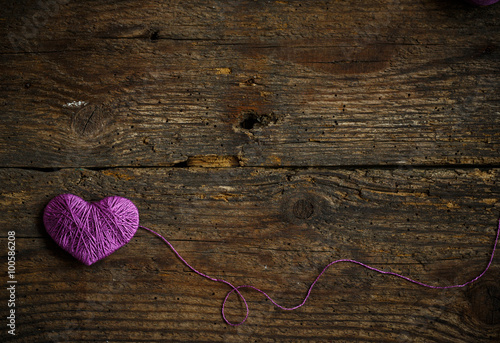 Billede på lærred Purple Heart on on old shabby wooden background