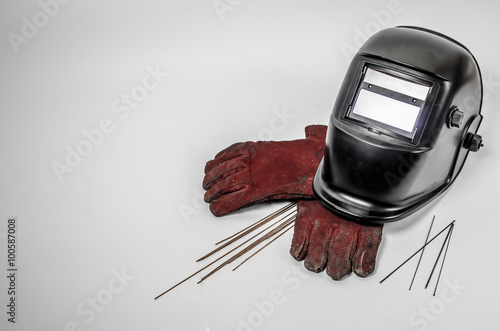 фотографія welding mask with red gloves and tungsten rods
