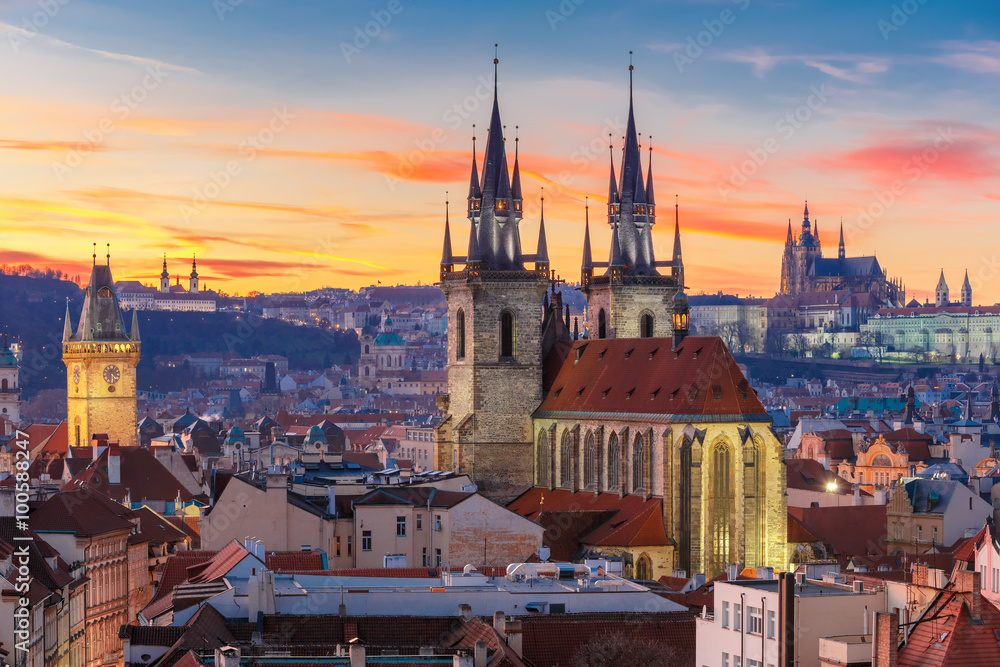 Obraz premium Widok z lotu ptaka na kościół Najświętszej Marii Panny przed Tynem, Stare Miasto i Zamek Praski o zachodzie słońca w Pradze, Czechy