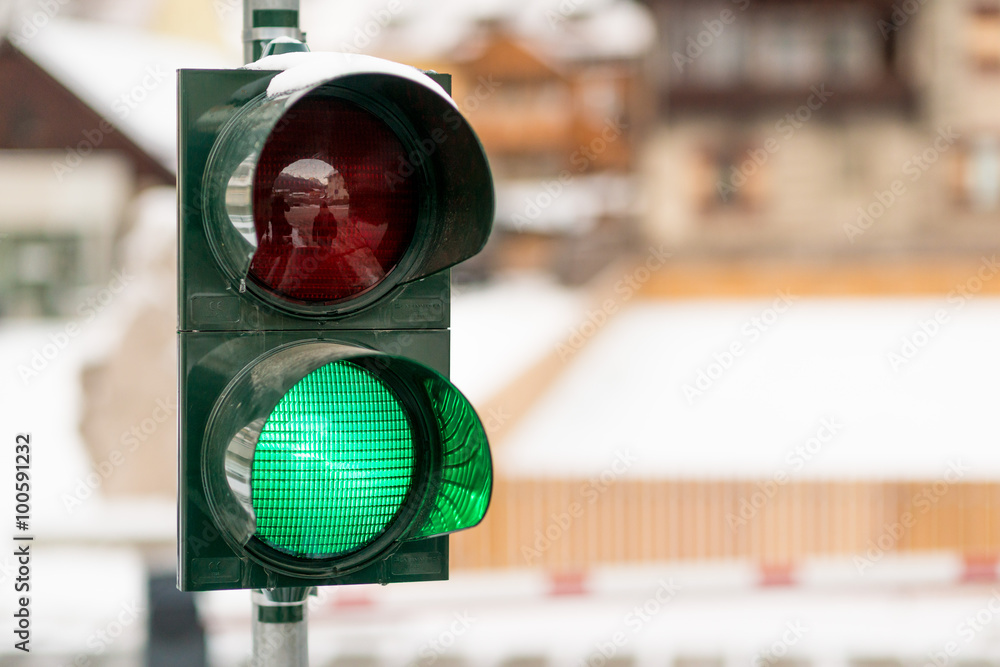 Semaforo stradale con luce verde Stock Photo