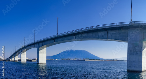 鹿児島マリンポートと桜島