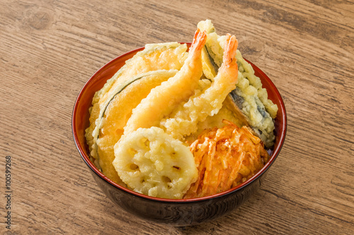 普通の天丼 Japanese foods of tempura and the rice