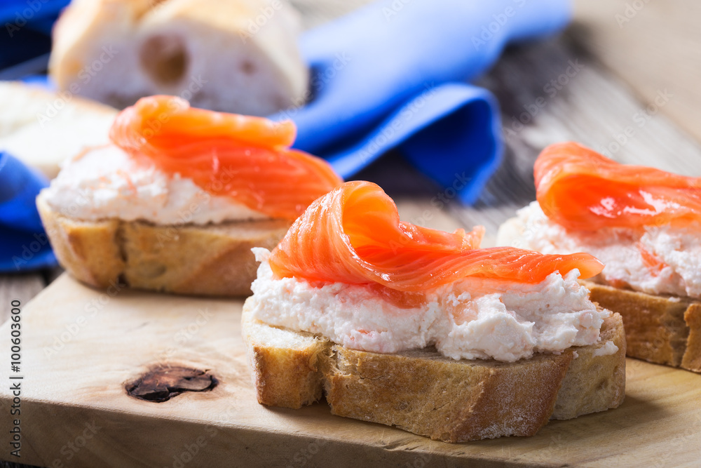 Toasts with smoked salmon cream cheese dip Toasts with smoked salmon cream cheese dip