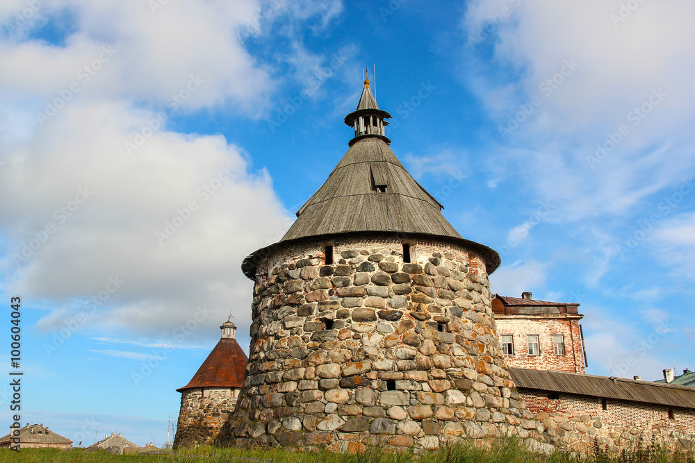 Obraz premium Korozhnaya and Nikolskaya tower of Solovetsky monastery on Solovki (Solovetsky archipelago), in White sea, Russia, KARELIA/ARHANGELSKAYA, UNESCO World Heritage