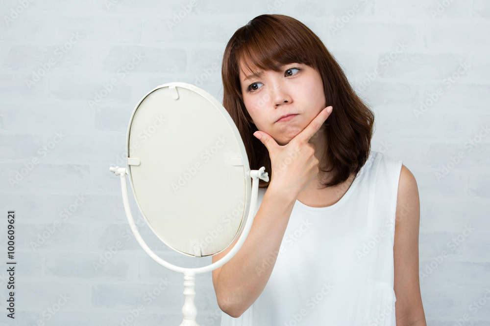 フェイスラインを気にする女性