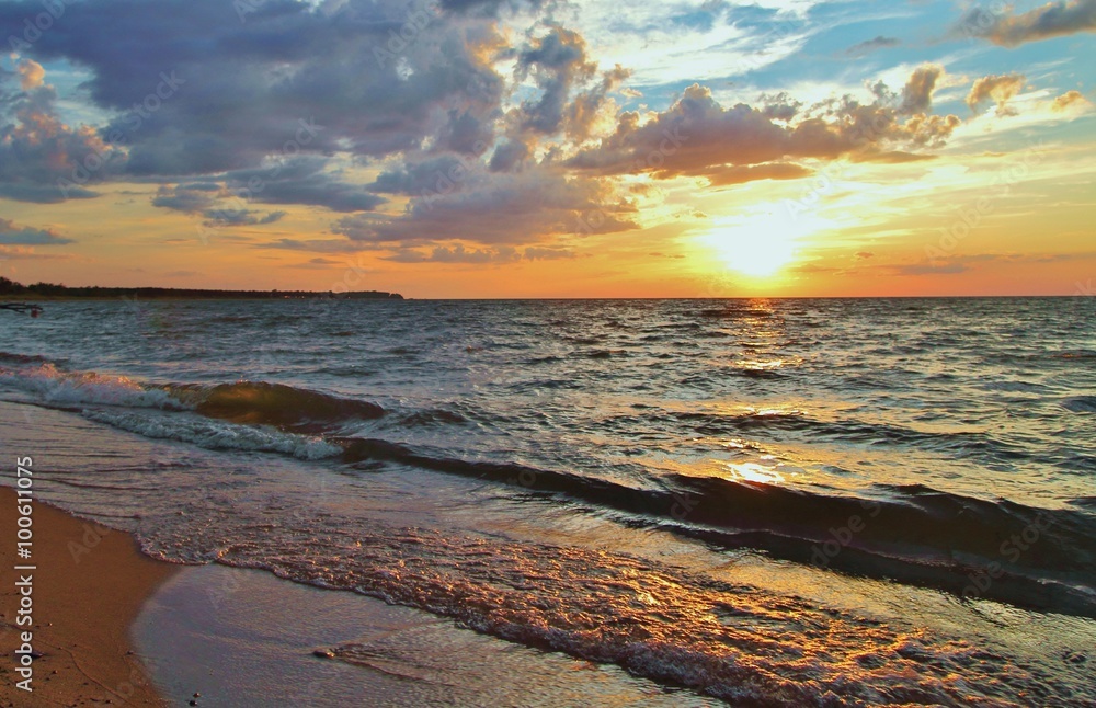 Obraz premium Michigan Sunset Beach. The sunset on the sandy beaches of Lake Huron. Port Austin, Michigan.