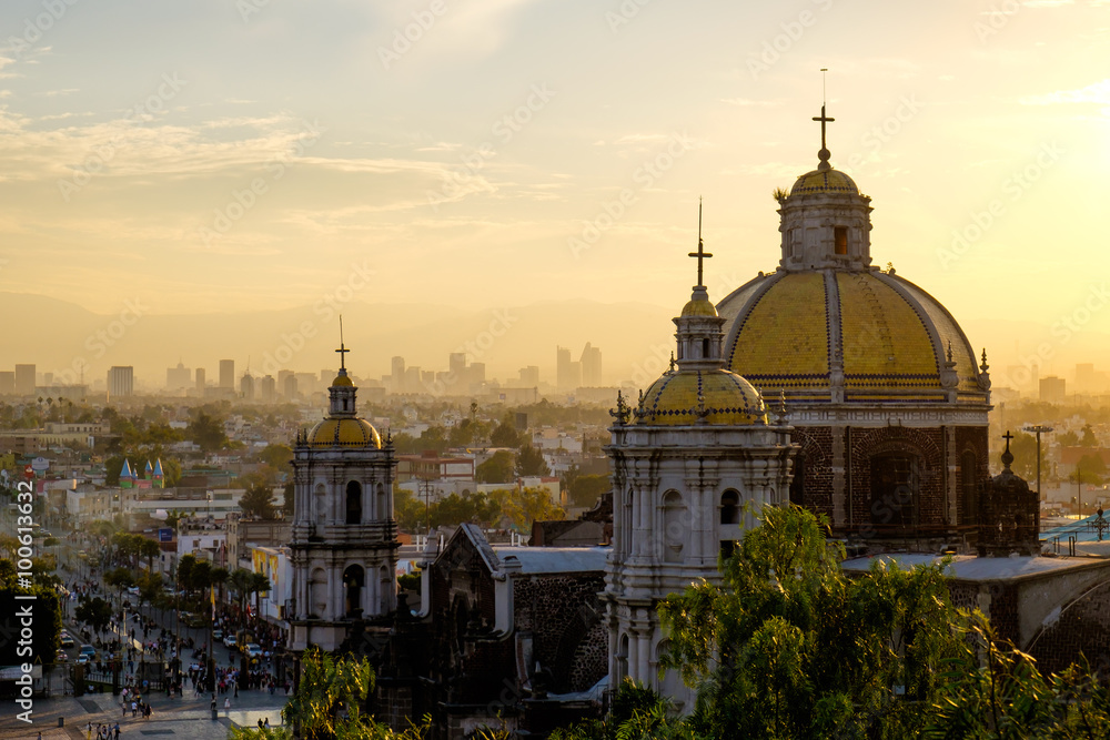 Obraz premium Scenic view at Basilica of Guadalupe with Mexico city skyline