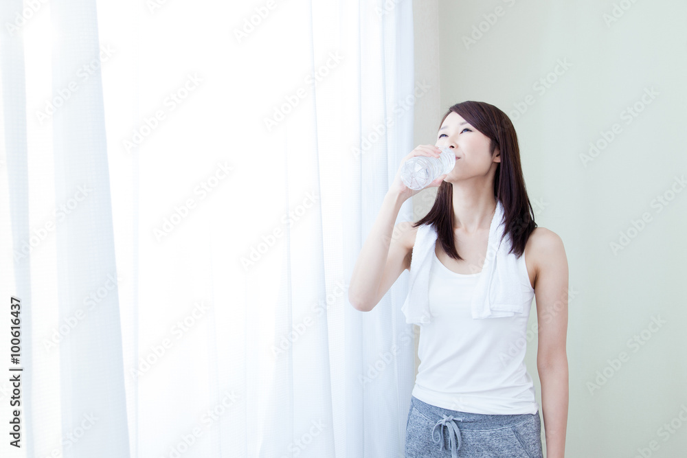 女性　タンクトップ　朝　朝日　カーテン　水　ペットボトル　飲む　飲料水