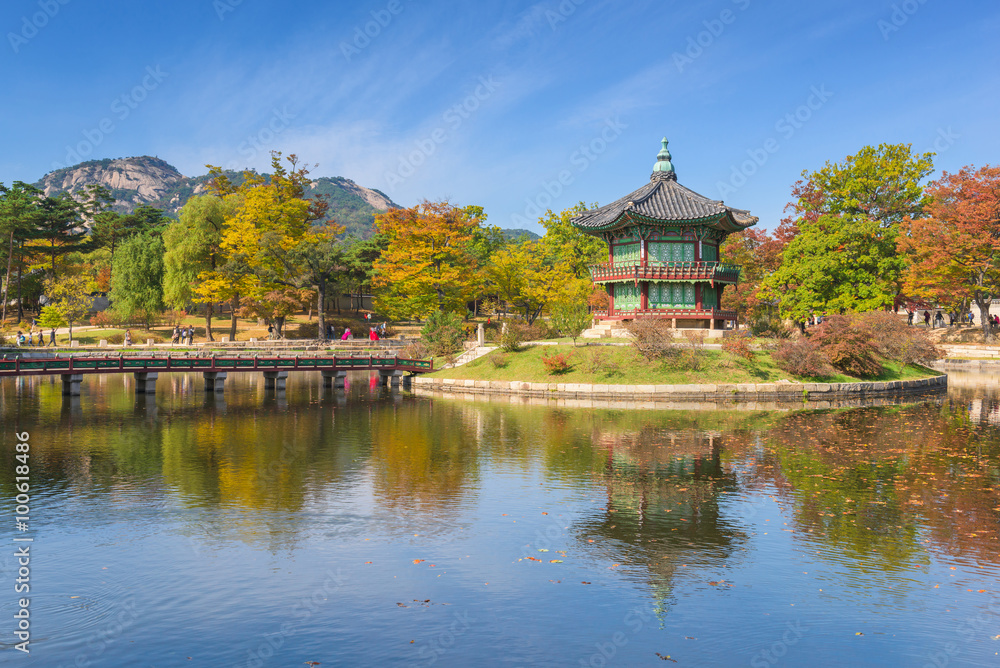 Fototapeta premium Autumn of Gyeongbokgung Palace in Seoul ,Korea.