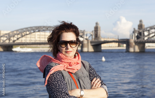 Элегантная женщина на фоне Невы и Большеохтинского моста. Санкт-Петербург.
