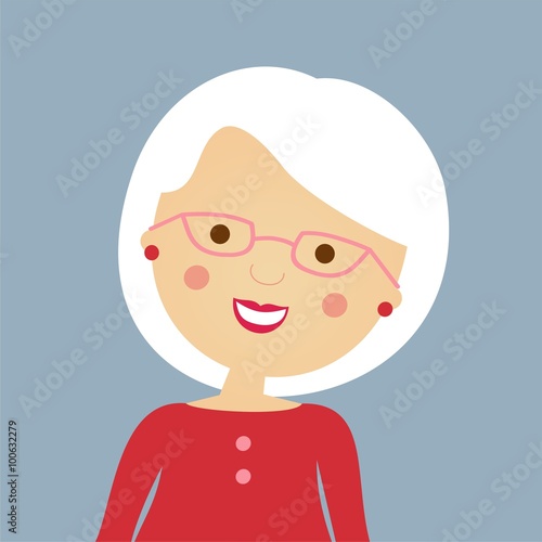 Mujer anciana con el pelo blanco sonriendo