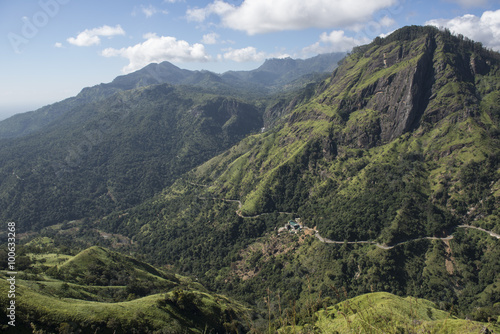Paisaje de montañas verdes con picos en Ella, Sri Lanka. 