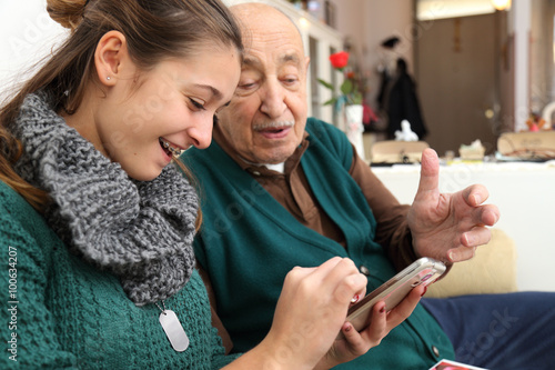 Insegnare ai nonni l'uso dello smartphone photo