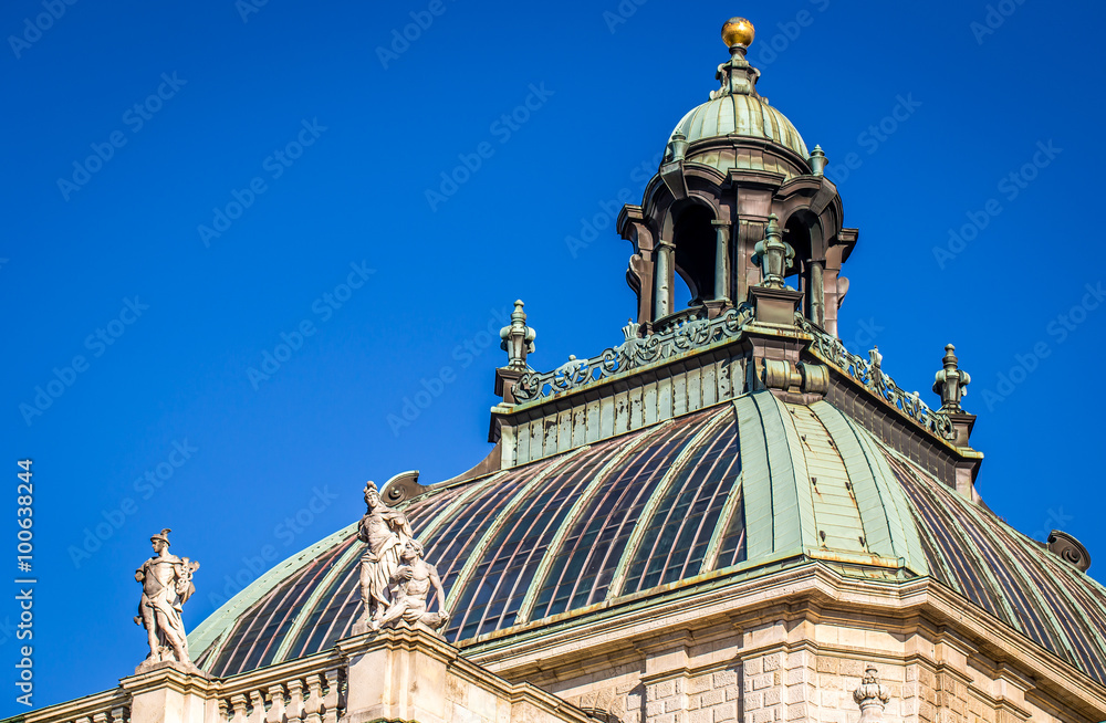 Dach des Landgerichtes in München bei klarem Himmel