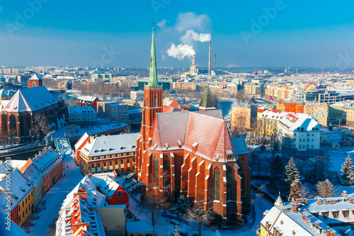 Widok z lotu ptaka Ostrowa Tumskiego z kościołem Świętego Krzyża i św. Bartłomieja z katedry św. Jana w zimowy poranek we Wrocławiu