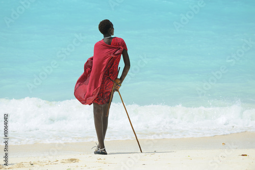 Zanzibar spiaggia con ragazzo Masai