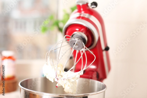 Küchenmaschine macht eine Nachspeise