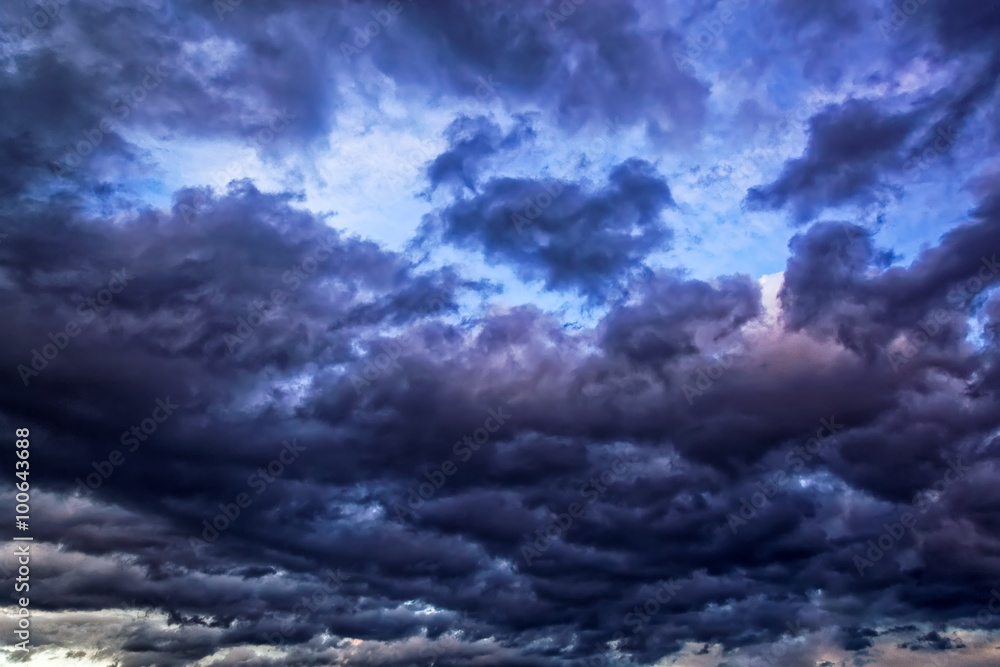 Obraz premium Dark sky with gloomy storm clouds