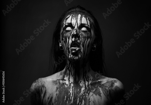 Fotografia female demon.Art studio shot.Goth girl with sliced tongue